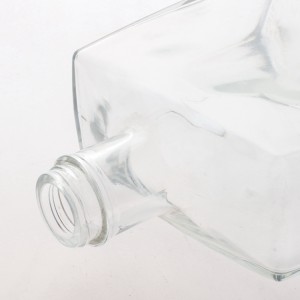 China 700ml Clear Trapezoidal Liquor Glass Decanters Manufacturer and Company | QLT